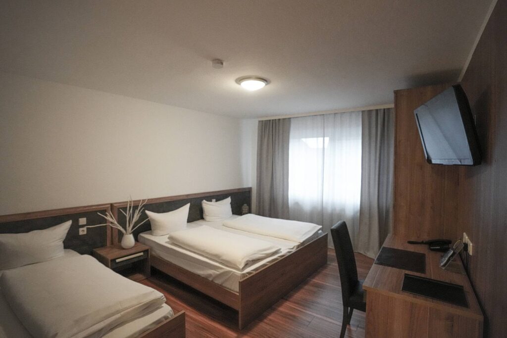 Modernes Dreibettzimmer im Hotel Altavilla in Schwetzingen