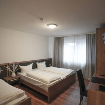 Modernes Dreibettzimmer im Hotel Altavilla in Schwetzingen